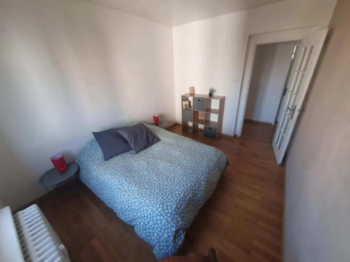 Image 1 of #6 : 2 pièces dernier étage très calme 40m2