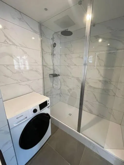 Image 6 of 90m2 hyper centre Sauna