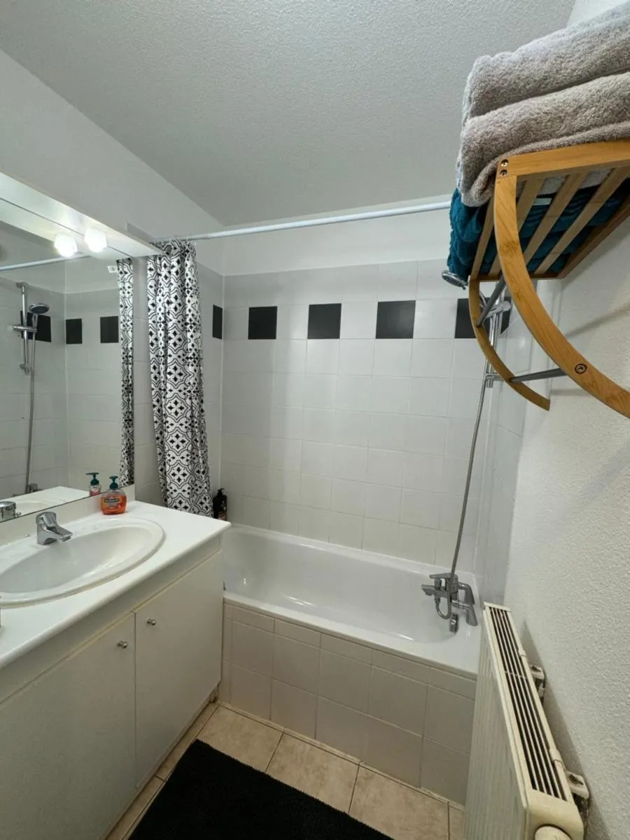 Image 2 of Appartement calme avec balcon, à 4km du centre, Parking, WI-FI, Netflix gratuit