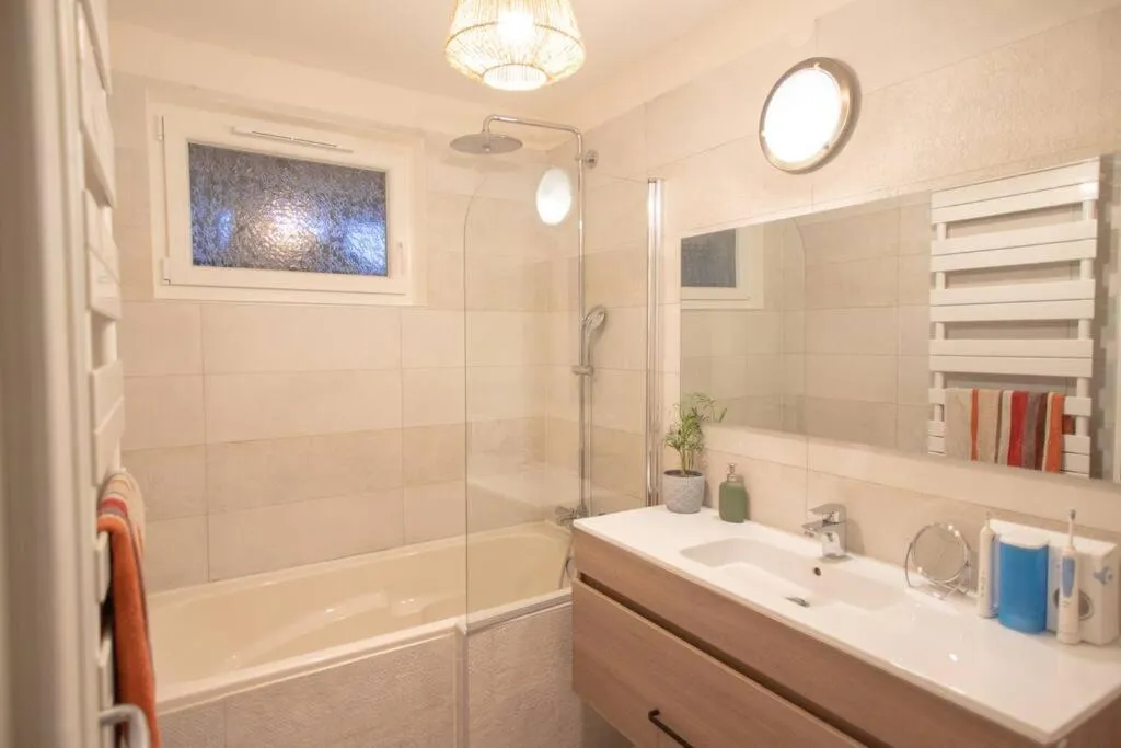 Image 2 of Bel appartement avec baignoire