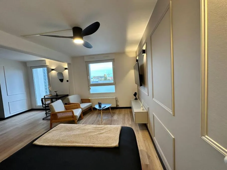 Image 1 of Charmant Studio Neuf, Hypercentre, Parking, Balcon