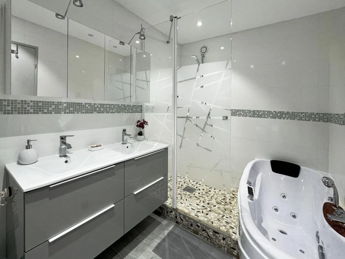 Image 4 of Chez Vélia Grand 4 pièces, parking privé et emplacement idéal