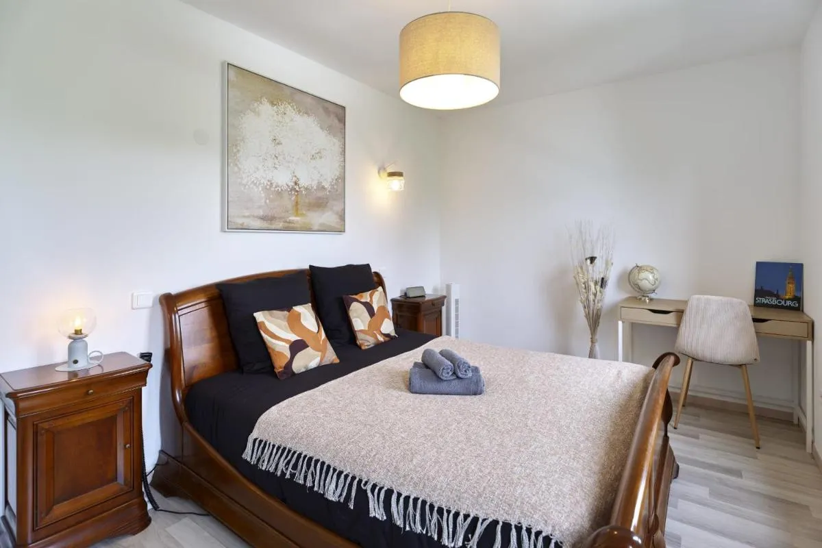 Image 2 of Dans les étoiles – 2 bedroom with free parking near to the city center