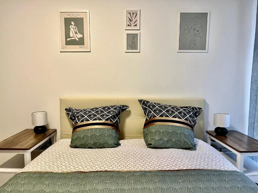 Image of Grand Appart Neuf Lumineux, parking gratuit, 10 min Centre