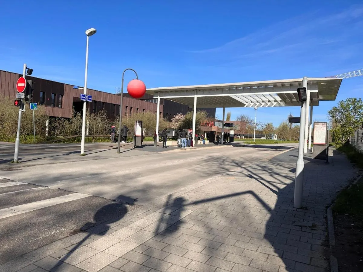 Image 5 of Grand Appart Neuf Lumineux, parking gratuit, 10 min Centre