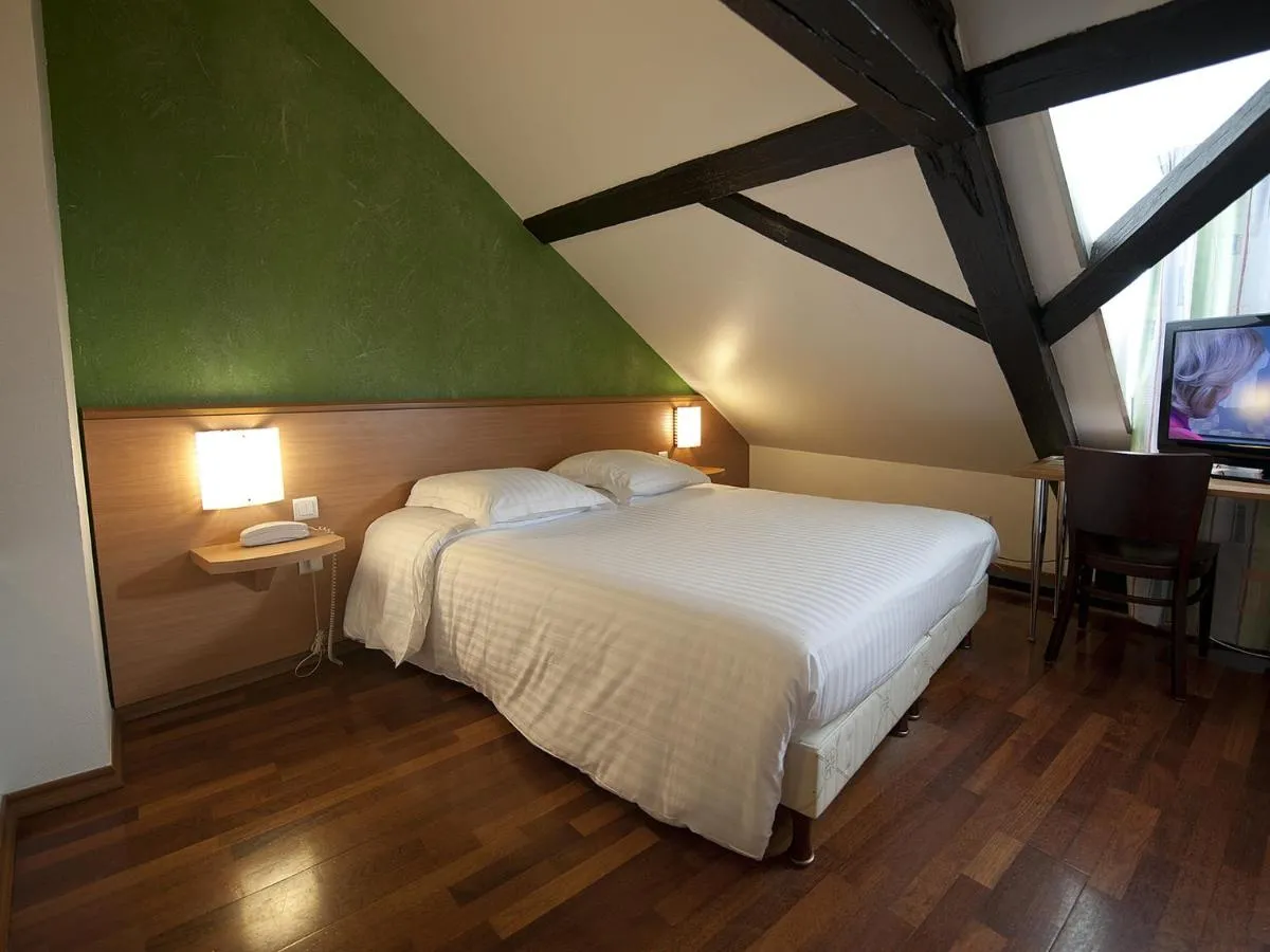 Image 4 of Hôtel le Grillon