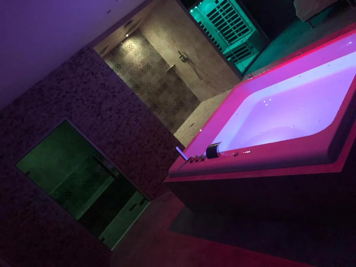 Image 5 of LE LOFT A BULLES (85m2 Jacuzzi Hammam Billiard Bar Douche Sauna)