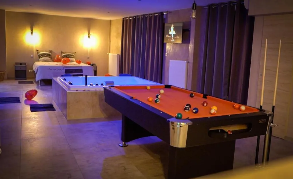 Image of LE LOFT A BULLES (85m2 Jacuzzi Hammam Billiard Bar Douche Sauna)