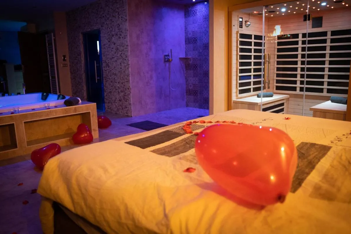 Image 1 of LE LOFT A BULLES (85m2 Jacuzzi Hammam Billiard Bar Douche Sauna)
