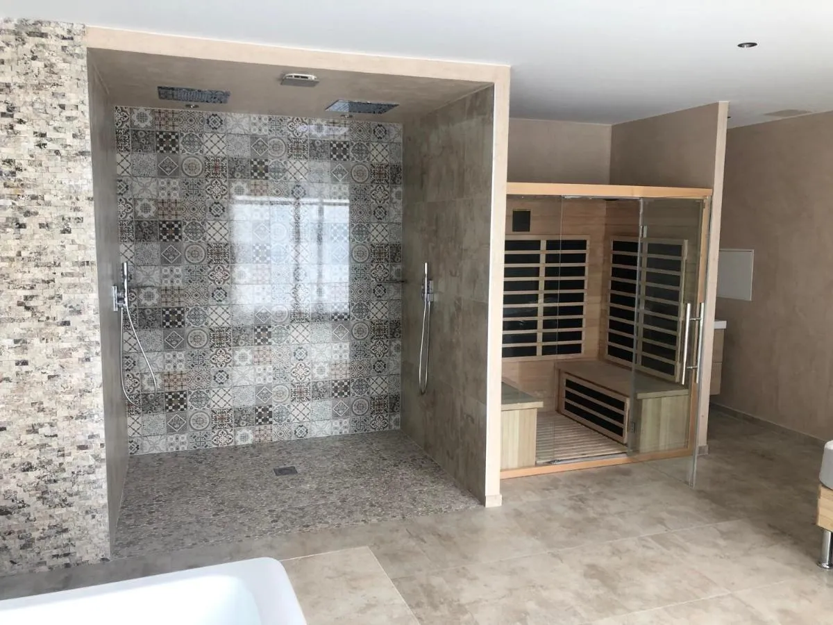 Image 4 of LE LOFT A BULLES (85m2 Jacuzzi Hammam Billiard Bar Douche Sauna)