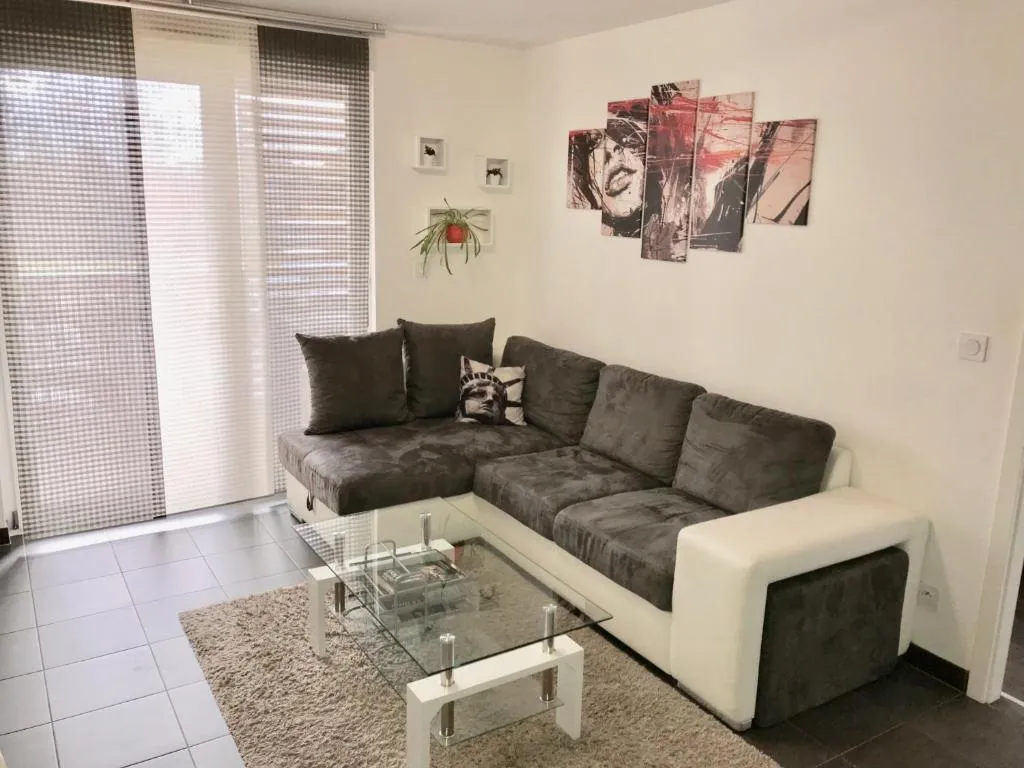 Image of Le T2 Appartement Moderne avec Terrasse et Parking