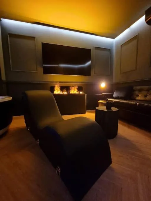 Image 5 of Love Room