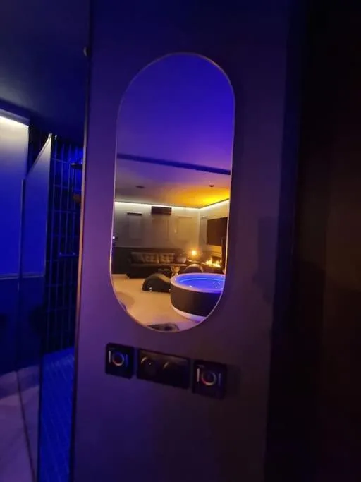 Image 3 of Love Room