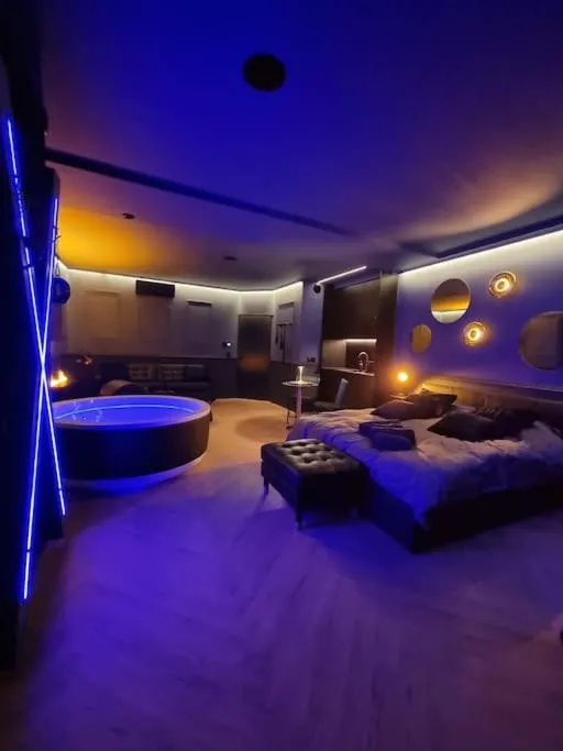 Image 2 of Love Room