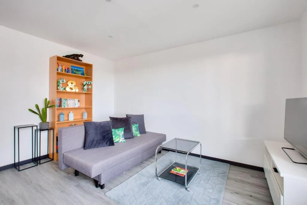 Image of Lovely 2 BR Flat with balcony near the city centre