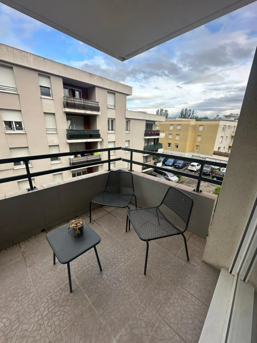 Image 5 of Très beau trois pièces avec vue dégagée